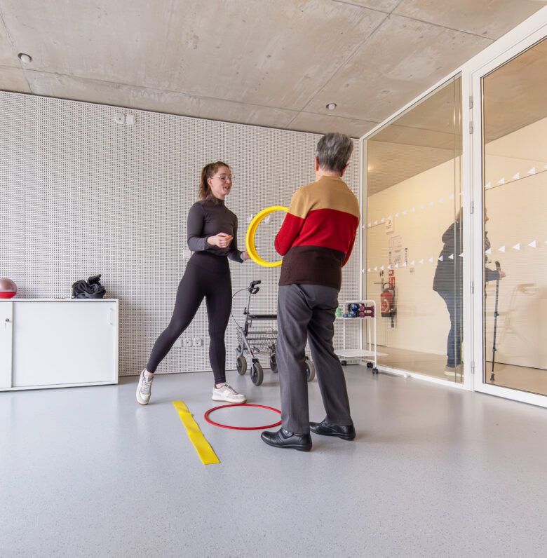 Activité physique cerceau jaune