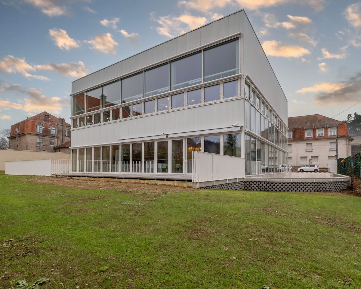 Bâtiment phare lab ville & services vue jardin